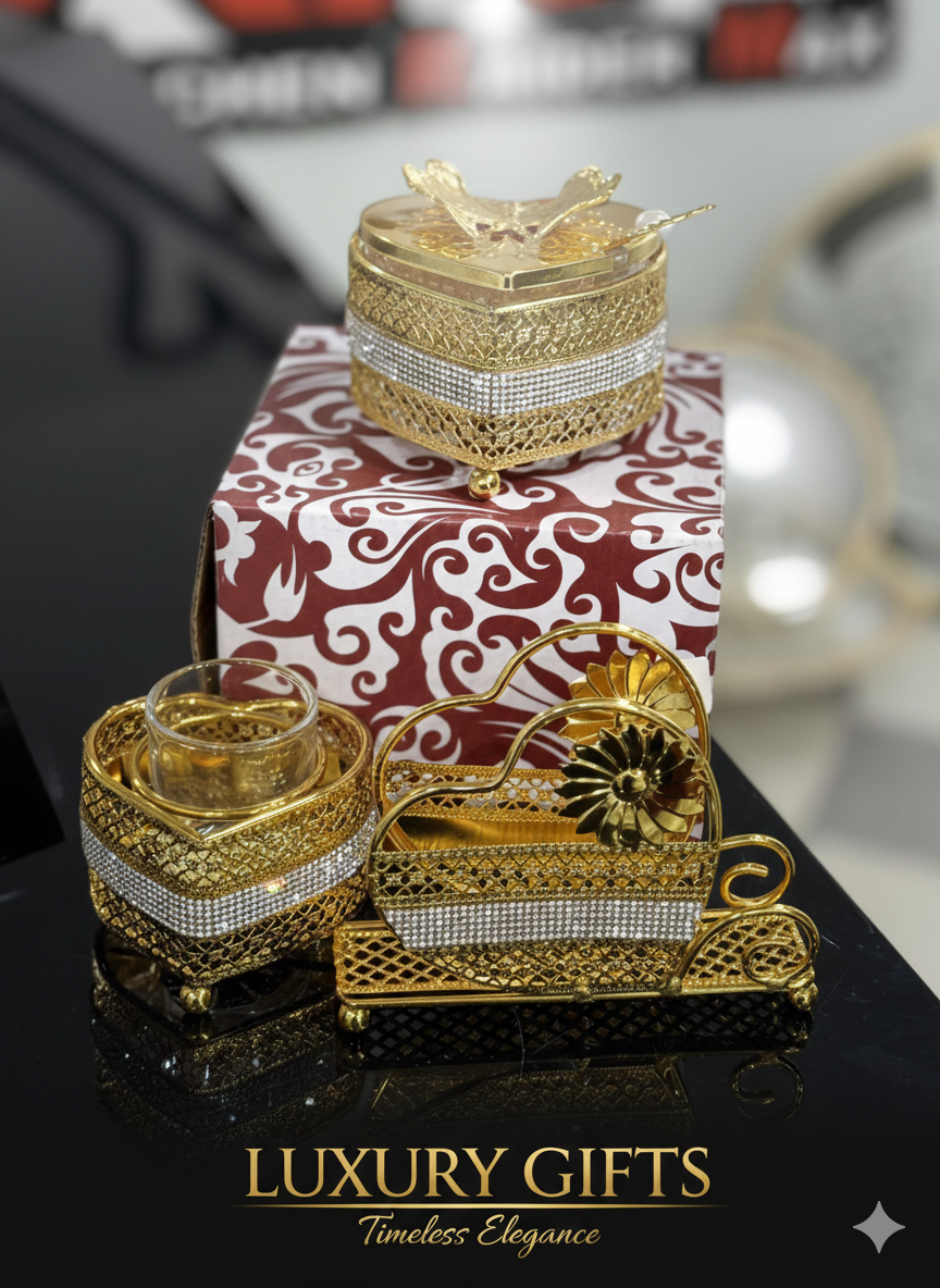 تألقي في العيد.. طقم الضيافة "إشراقة ذهبية" المرصع بالكريستال.  الخيار المختصر: طقم "فخامة التقديم" الذهبي (3 قطع).